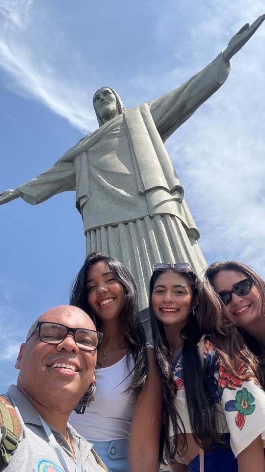 Elton e clientes durante um city tour no Rio